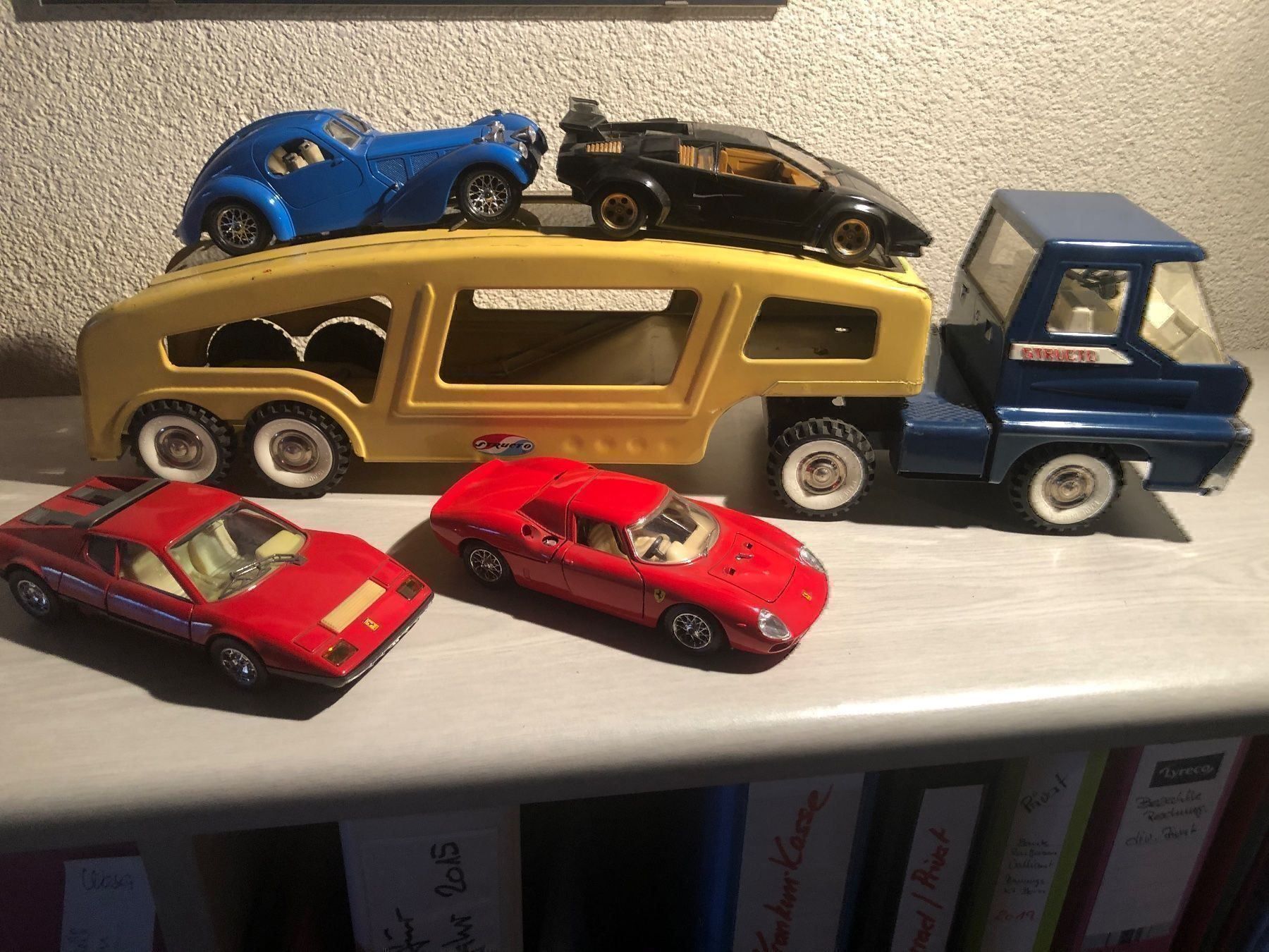Bburago Modellini d'auto: Blechautotransporter v.STRUCTO Modell inkl. Modellauto 4stk. – Usato da Belp venduto da Kbasic