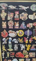 Grosse Pin-Sammlung im Rahmen 54x39cm – 80er/90er Jahre