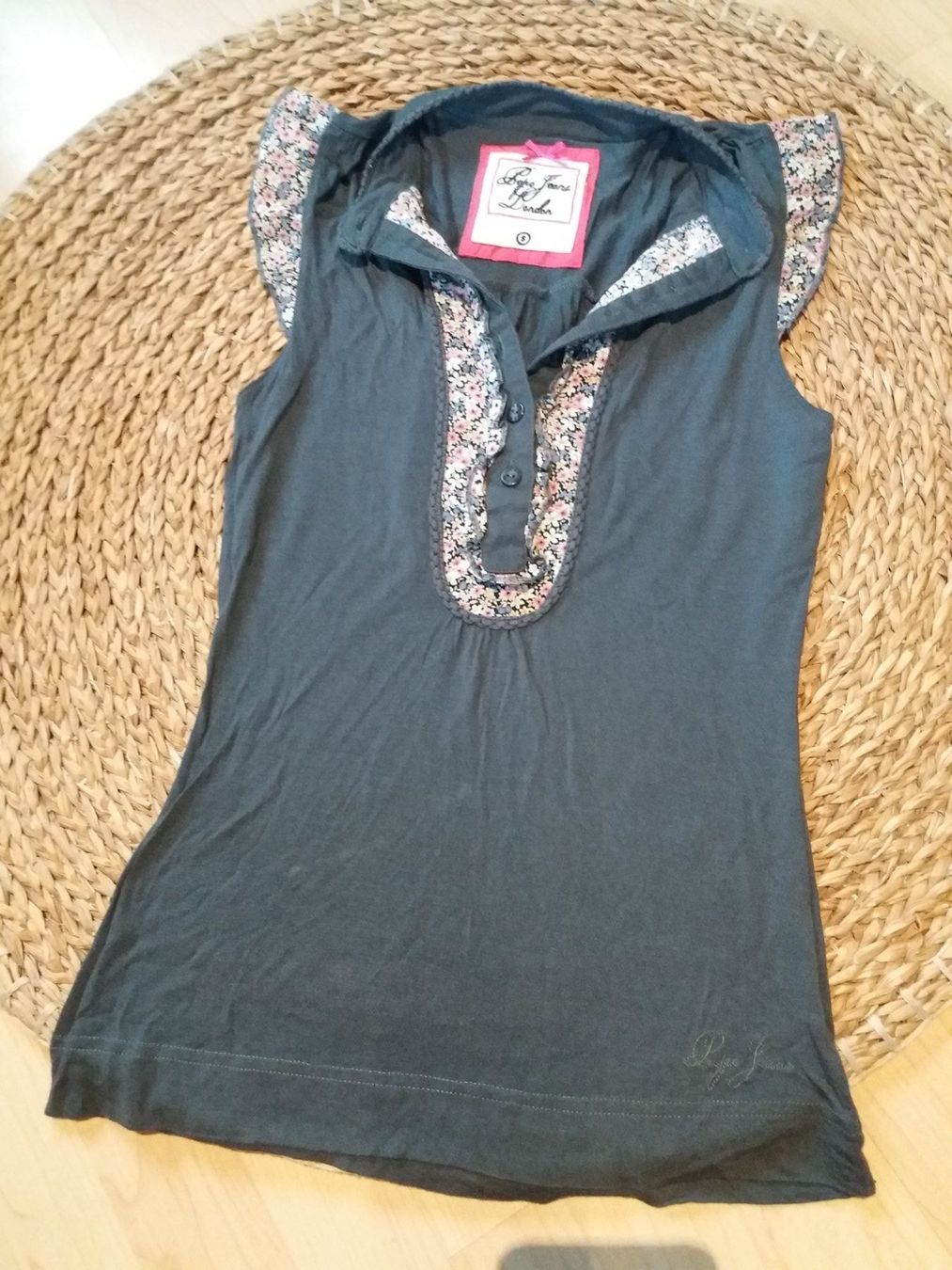 Pepe Jeans Top: Pepe Jeans Oberteil mit Blumendetails – Nuovo (secondo la descrizione) da Rebstein venduto da bestforyou