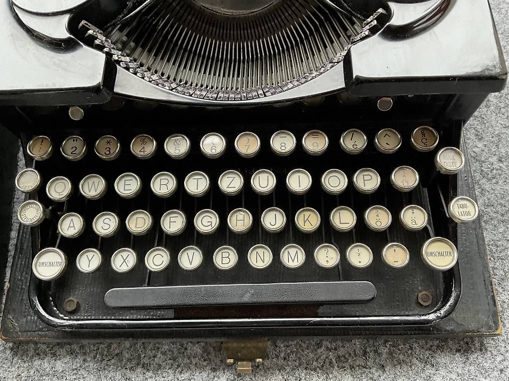 Macchine da scrivere: Royal Schreibmaschine 1930 – Usato da Abtwil SG venduto da Riono-01 2