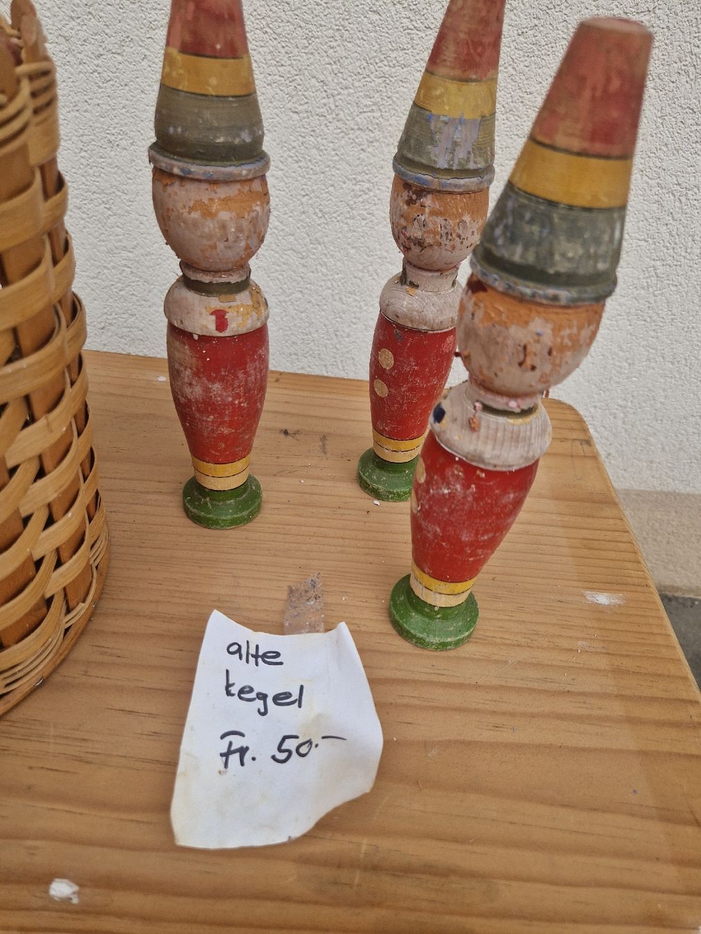 Statuette: Alte Kegel Set Holz farbig gebraucht mit Korb – Usato da Mörigen venduto da Clio111 4