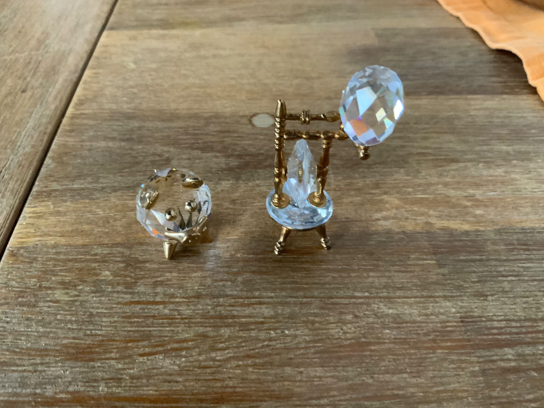Swarovski Statuette: Kristallfigur Spinnrad und Schwein – Usato da Schübelbach venduto da Hecht11.