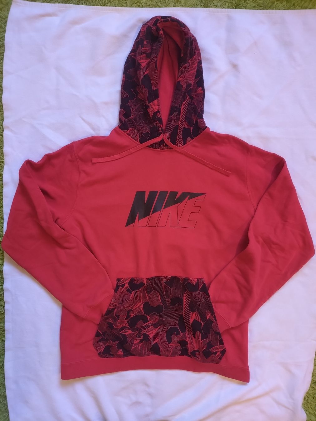 Nike Maglioni & Felpe: Sweat à capuche Nike rouge taille XL TBE - – Usato da Farvagny-le-Grand venduto da LaCaverne