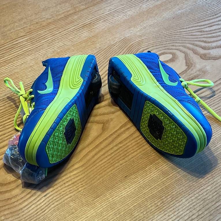 Chaussures hommes: Schuhe mit Rollen Gr. 37 – D'occasion à Zweisimmen par Mikat 1