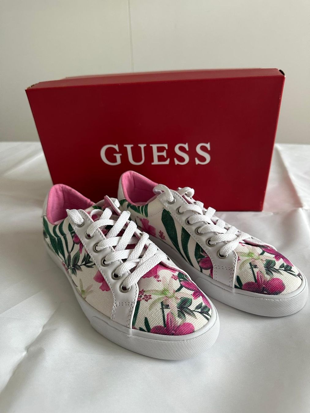 Guess Scarpe da donna: Baskets GUESS à fleurs - Neuves, taille 37 – Nuovo e nell'imballaggio originale da Genève venduto da dre_gk92