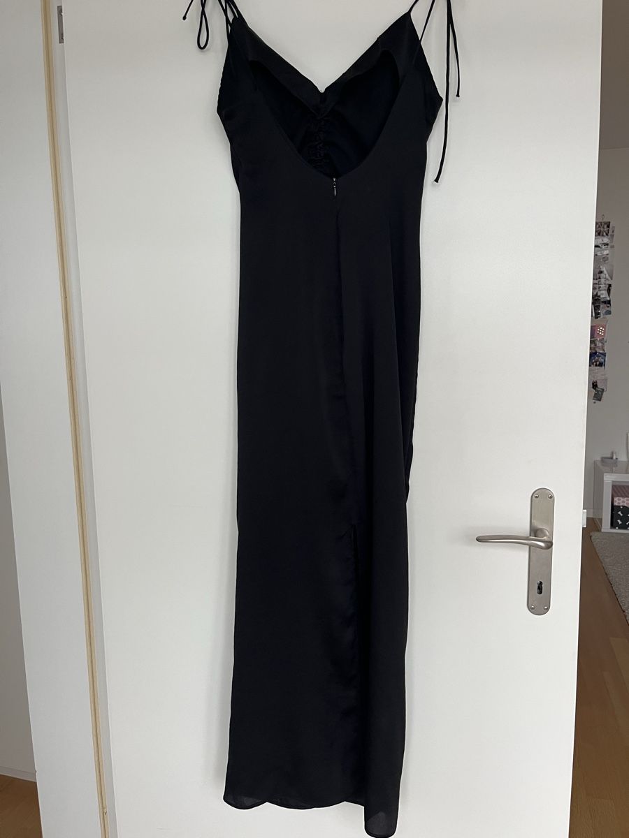 Bershka Kleider: Robe noire nouée – Gebraucht aus Neuchâtel von Ariane_vn00 1