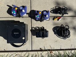 GameCube schwarz DOL-001 + 2 Controller, ohne Netzteil