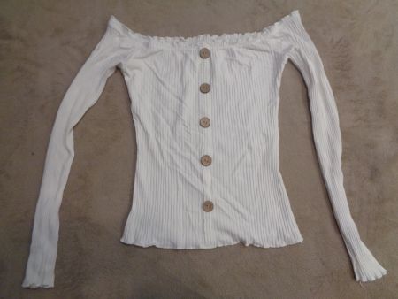 Weiss gestreiftes Off-Shoulder Top mit Holzknöpfen Gr. 36