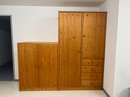 Schrank rechts in Echtholz Kiefer von Linth Möbel