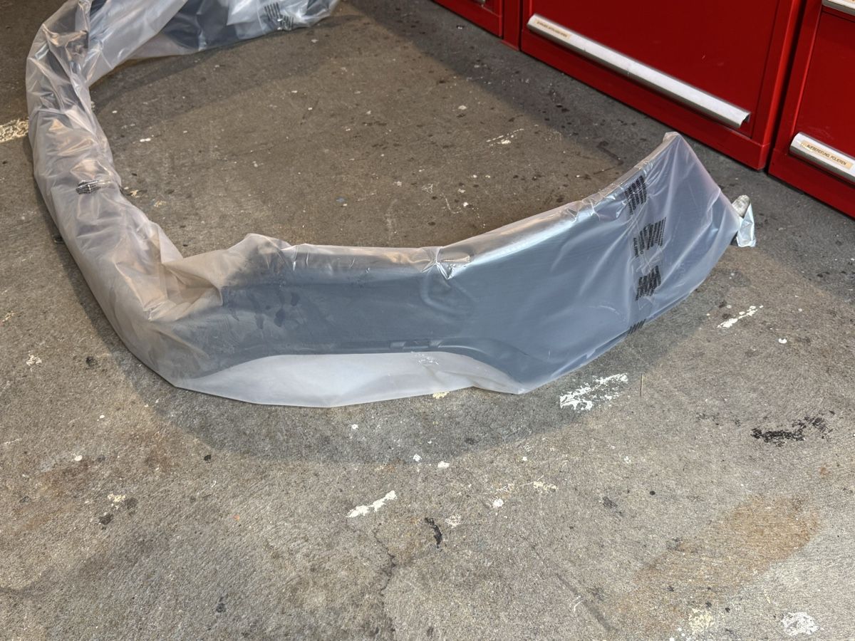 Renault Tutti pezzi di ricambio auto: Renault Trafic Stosstange vorne oberer Teil – Usato da Uetikon am See venduto da Bronco87 1