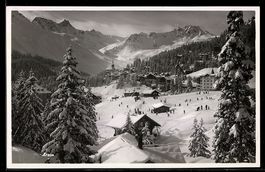 AK Arosa, Ortsansicht im Winter mit Skifahrern