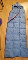 Blauer Daunenschlafsack mit Kapuze