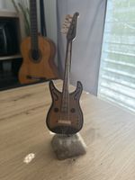 Holz-E-Gitarre Miniatur auf Stein – Deko