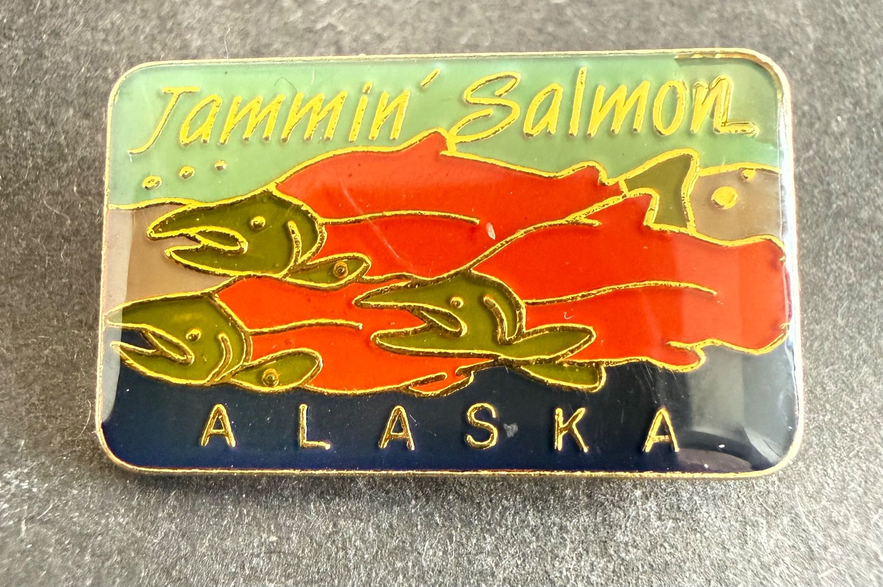 Placchette & Badge: Épinglette "Jammin Salmon Alaska" émail doré vintage – Usato da Fleurier venduto da jea_j77g