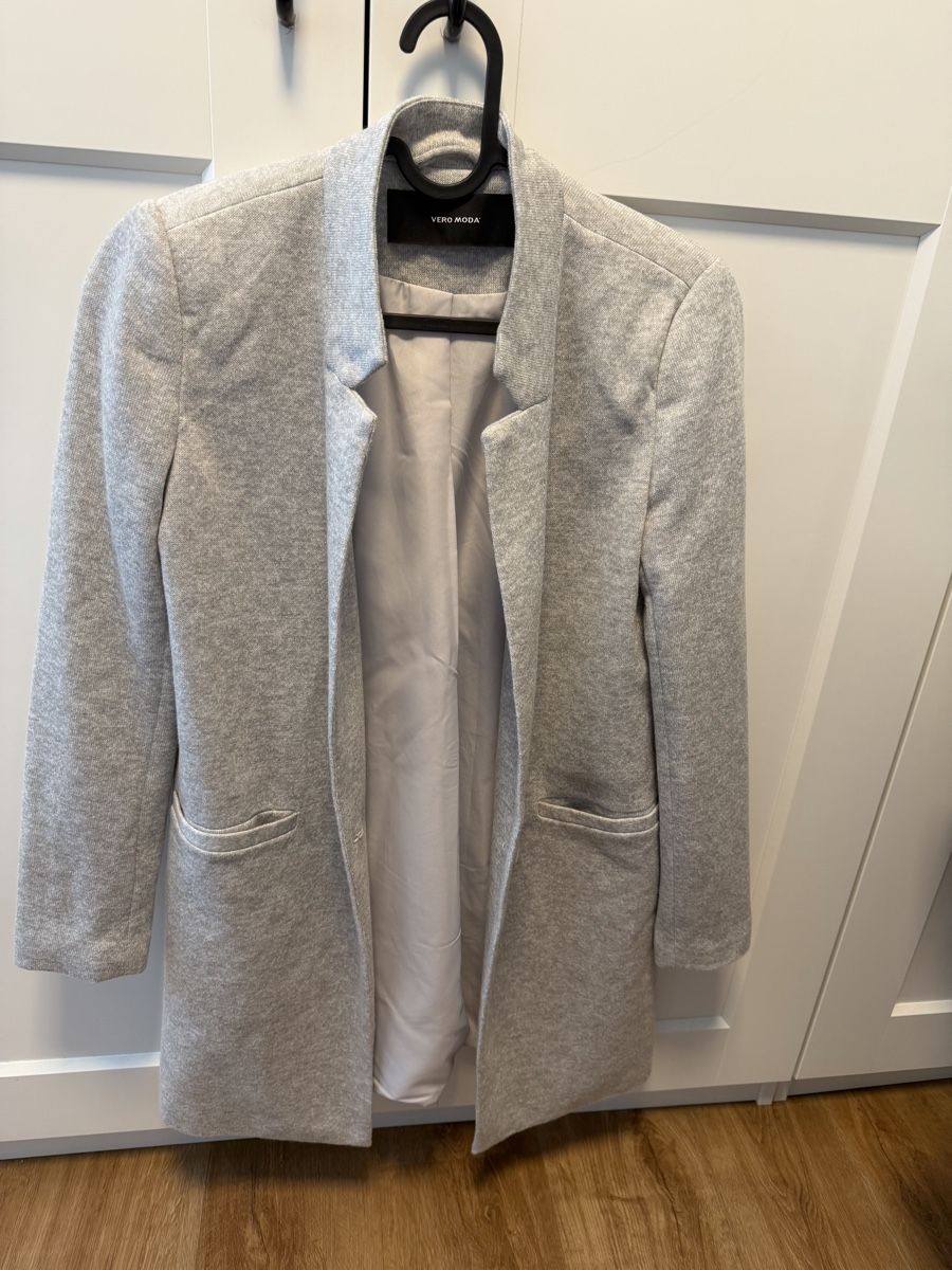 Vero Moda Cappotti: Vero Moda Mantel, Grösse 34, grau – Usato da Bassersdorf venduto da Sandy456