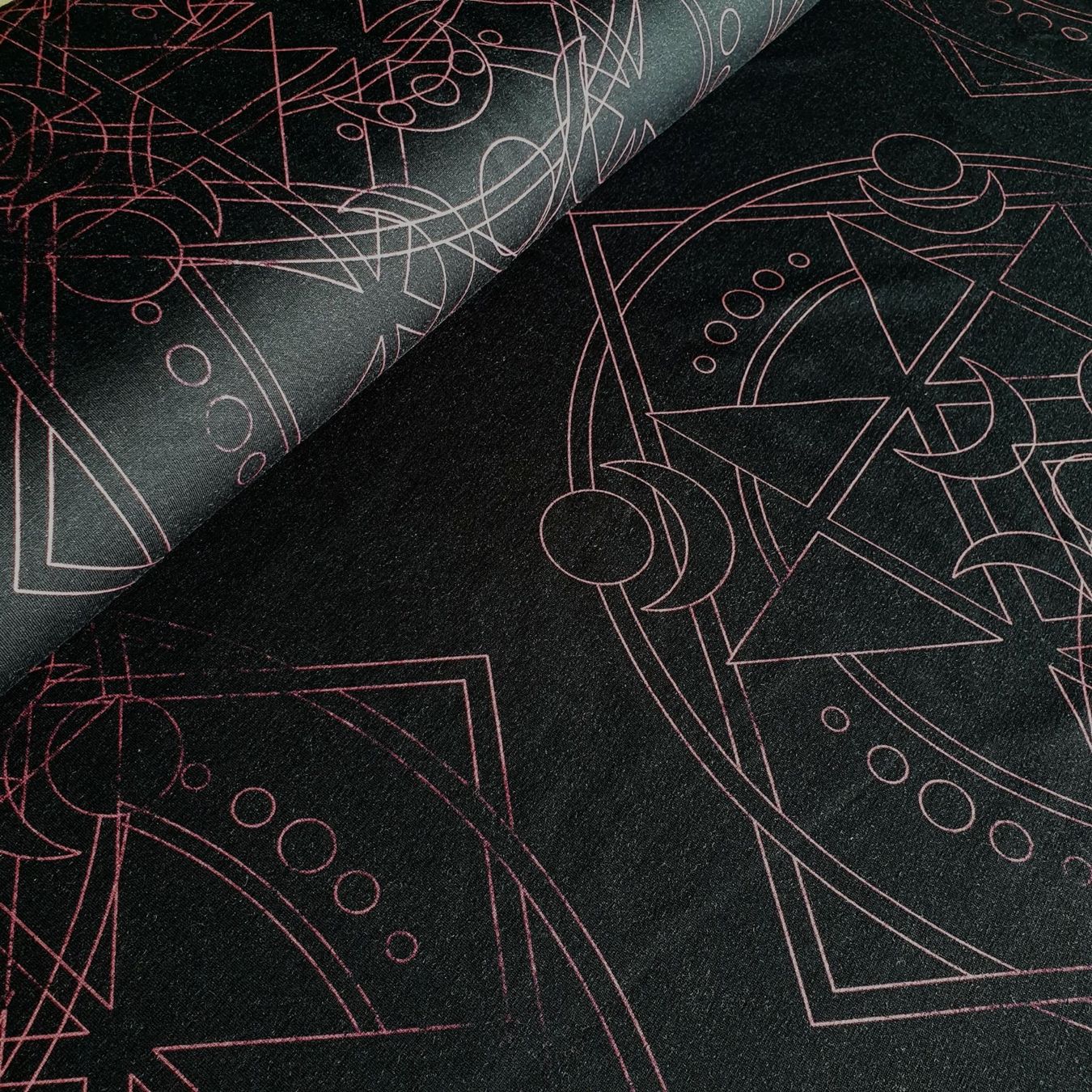 Stoffe: Jersey "Eternal" Stoff schwarz rot je m – Neu und originalverpackt aus Wiesenberg von mountain-merch