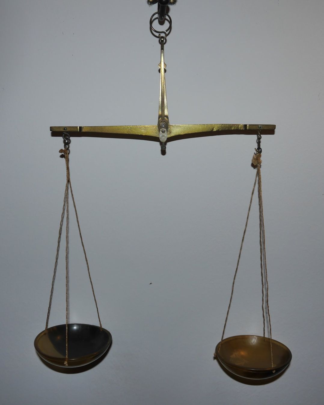 Waagen und Gewichte: Antike Handwaage mit Hornschalen – Gebraucht aus Riein von Trolleytroll