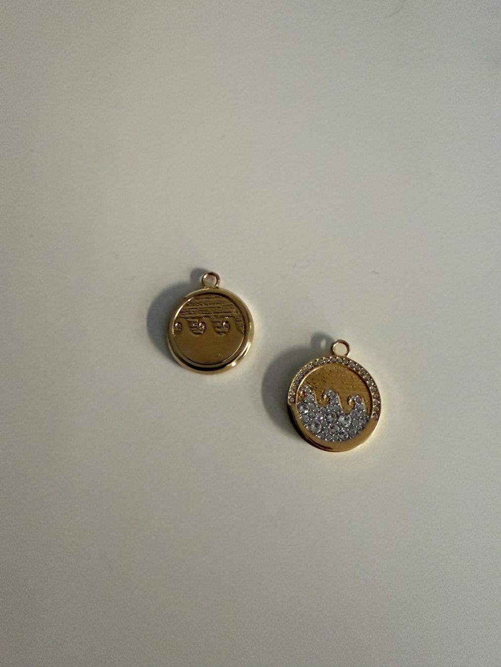 Ciondoli: 2 goldene Anhänger mit Strass – Usato da Zürich venduto da Diazaio 1