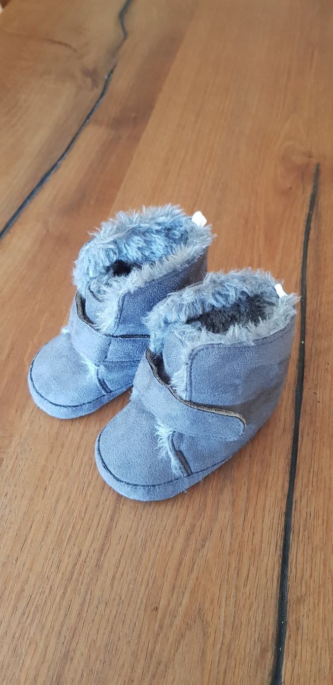 Scarpe per ragazzi: Stiefeli grau mit Pelzlifutter, Gr. 19 – Usato da Dietikon venduto da grafad