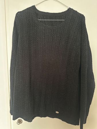 Pull noir ajouré ✨ - Idéal pour les soirées d'été!