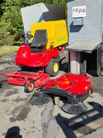 Rasentraktor mit Kehrmaschine