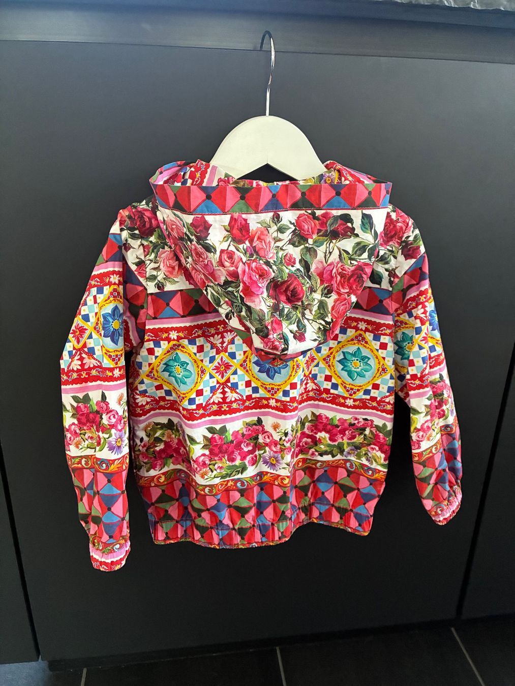 Dolce & Gabbana Vestes & Manteaux: Mädchenjacke Dolce & Gabbana Blumenmuster Grösse 104 – D'occasion à Romanshorn par Erich270 1