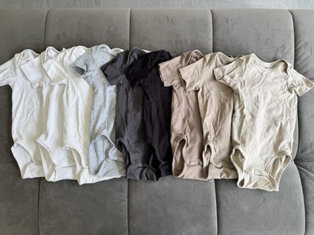 9 Baby Bodys H&M Set Kurzarm Grösse 74 neutral Farben