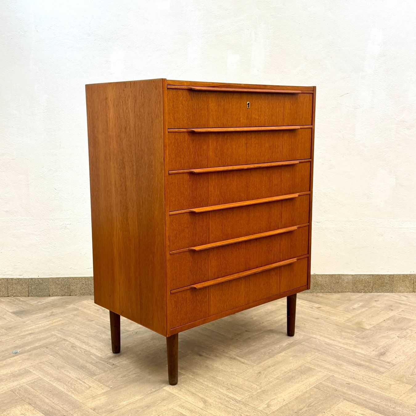Cassettiere: Mid Century dänische teak Kommode – Usato da basel venduto da futureforyesterday 2