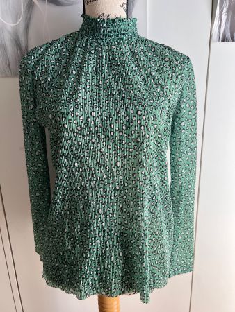 Transparente, plissierte Bluse mit hohem Kragen Gr. S