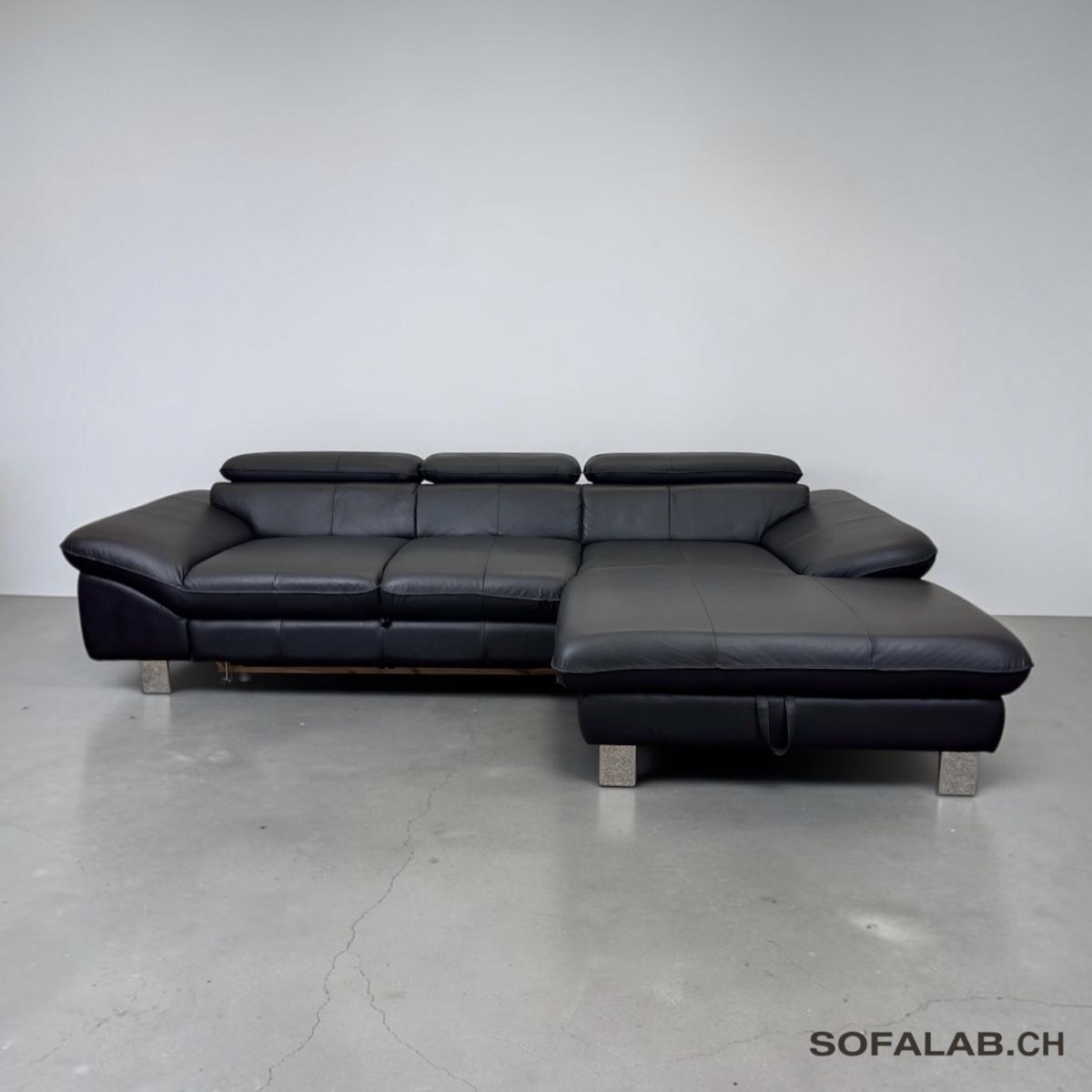 Sofas: Ecksofa aus schwarzem Echtleder mit Bettfunktion – D'occasion à Fehraltorf par Sofalab.swiss