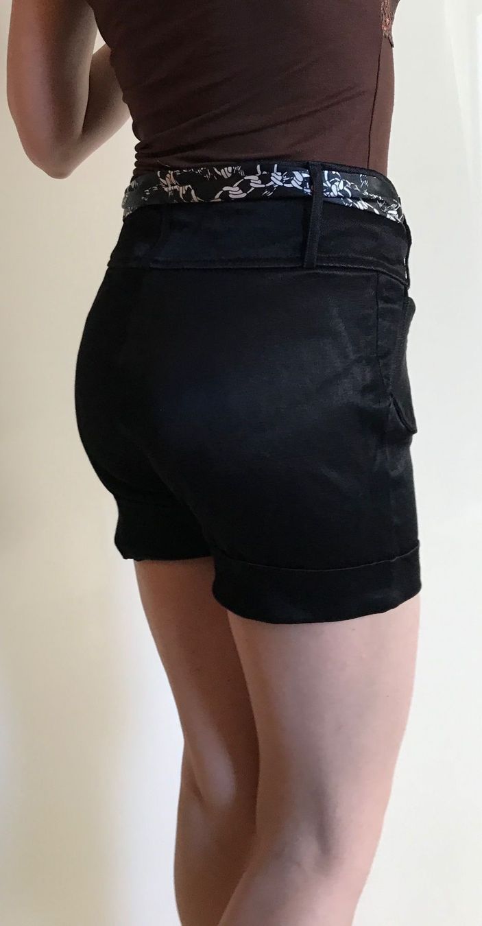 Pantaloni: Shorts Gr.34 – Usato da Stäfa venduto da Exclusive0 3