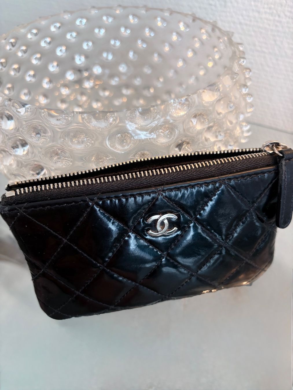Chanel Borse da donna: CHANEL Timeless Pochette Lackleder schwarz – Usato da Basel venduto da R.G.R__ 1