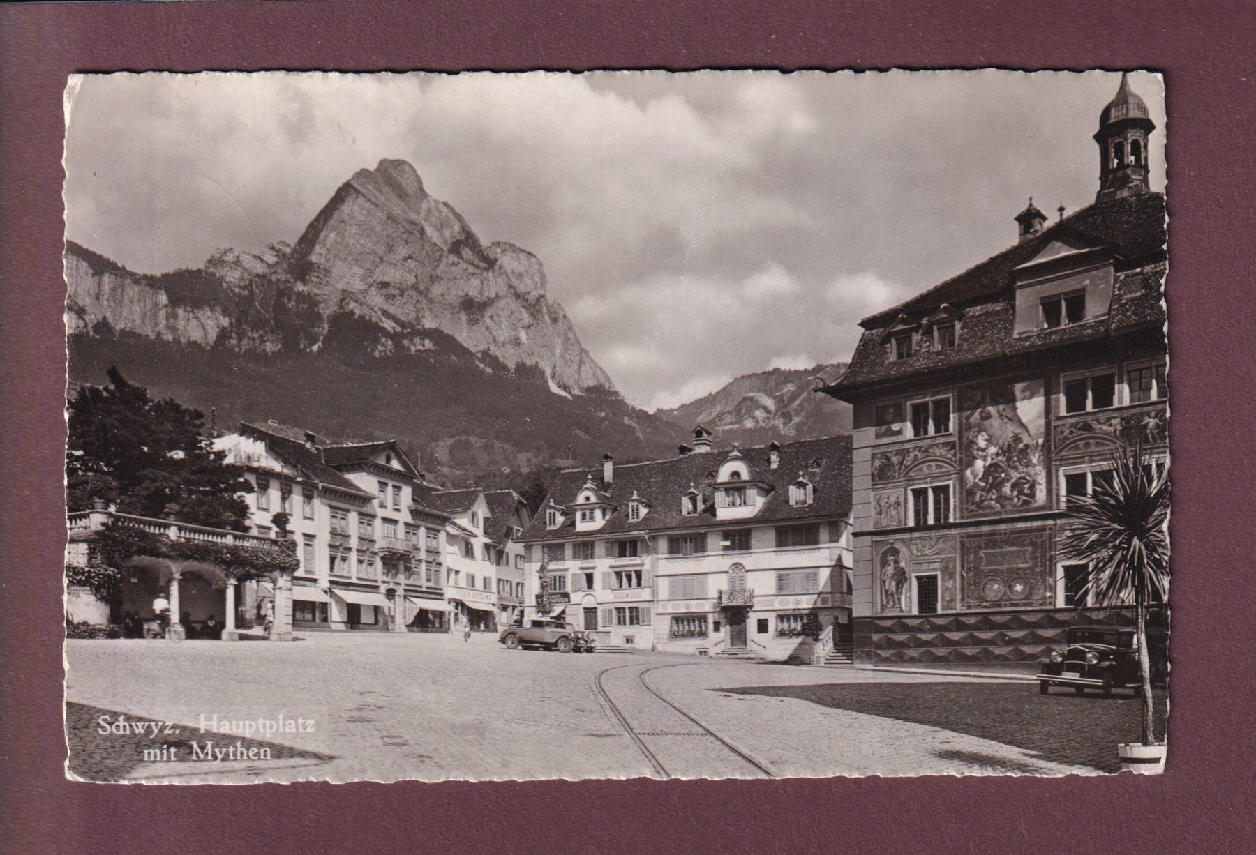 Cartoline postali: SCHWYZ - Hauptplatz - Auto - 1943 – Usato da Pully venduto da nicecards