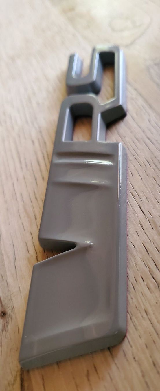 Skoda Alle Autoersatzteile: Skoda V-RS Emblem Steel Grey – Neu und originalverpackt aus Reichenbach im Kandertal von Elhomajo 2