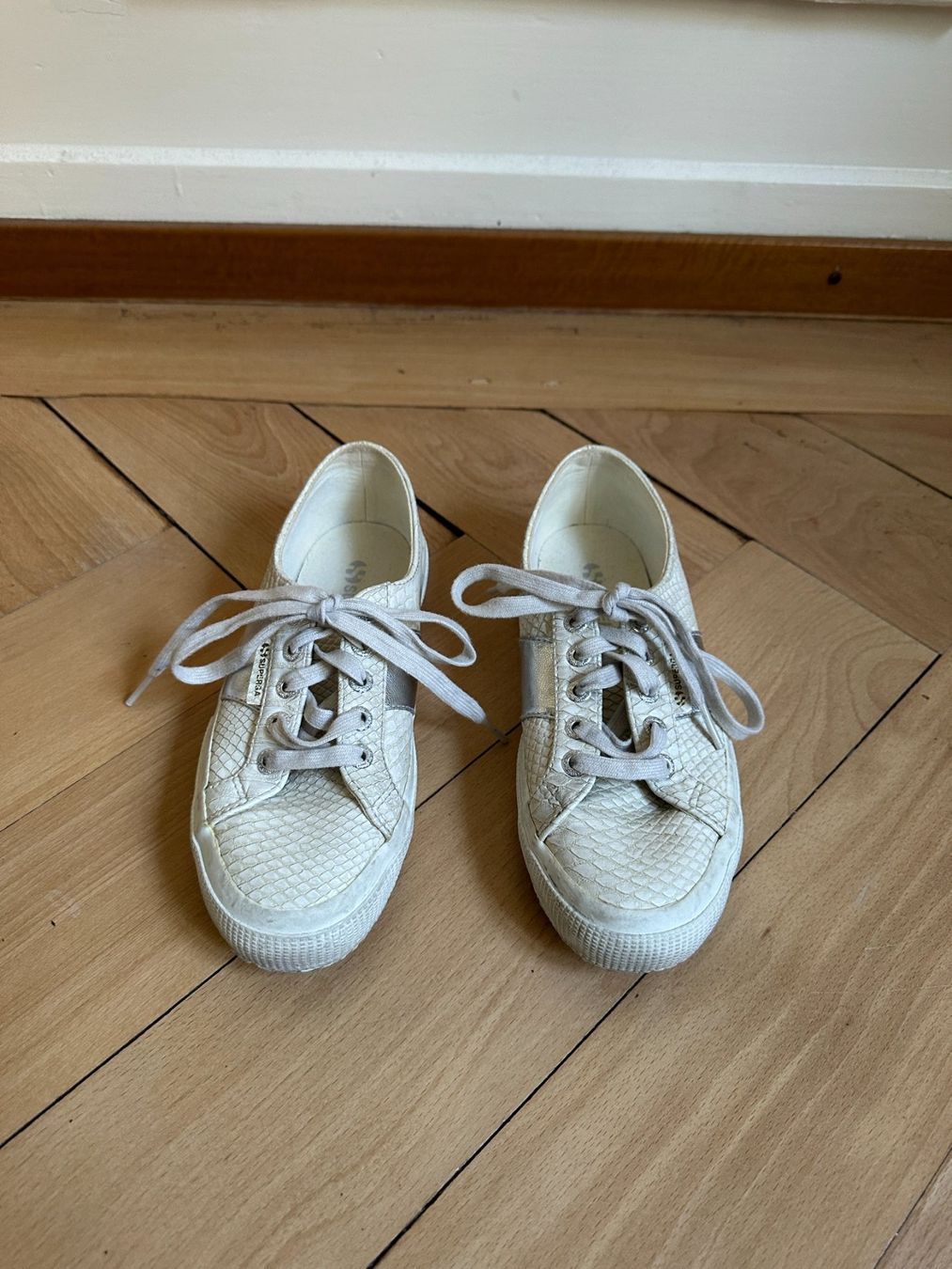 Superga Scarpe da donna: SUPERGA - Sneaker weiss-silbern 35 – Usato da Zürich venduto da Diazaio 1