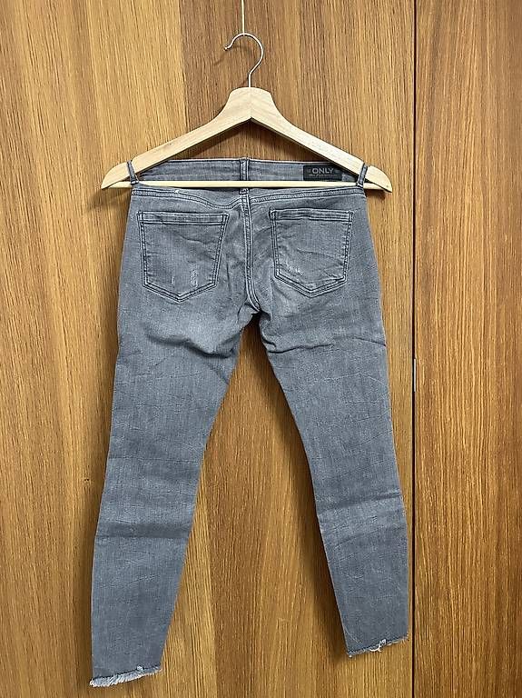 Only Pantaloni: graue Hose super low skinny – Usato da Gais venduto da T_iziana 1