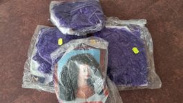 Lange violette Perücke mit Locken für 9.90