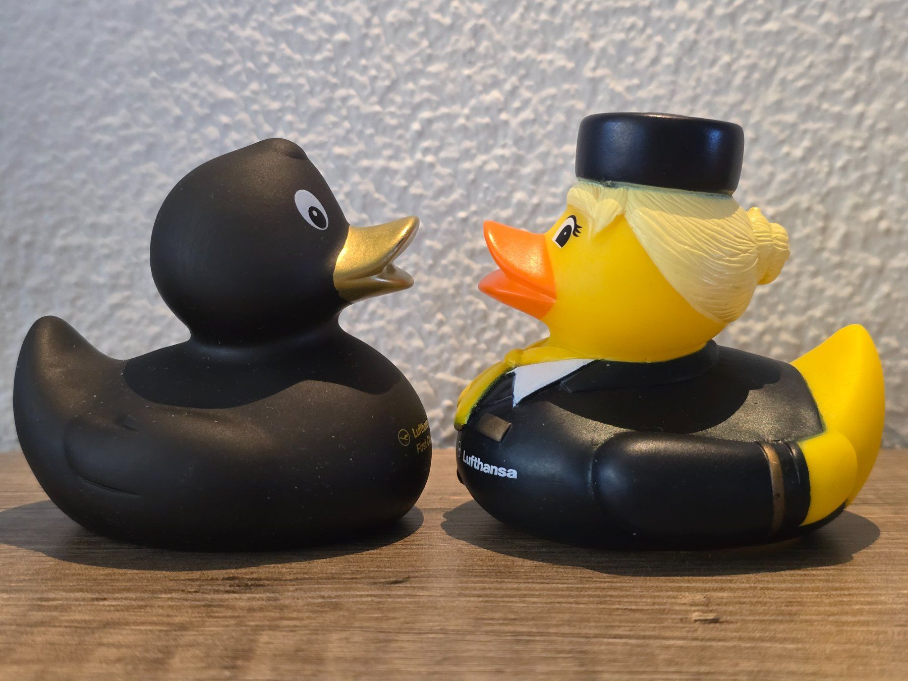 Lufthansa Giocattoli: Lufthansa Flight Crew Badeente Gummiente Ente First Class – Nuovo (secondo la descrizione) da Küsnacht ZH venduto da Hitch1