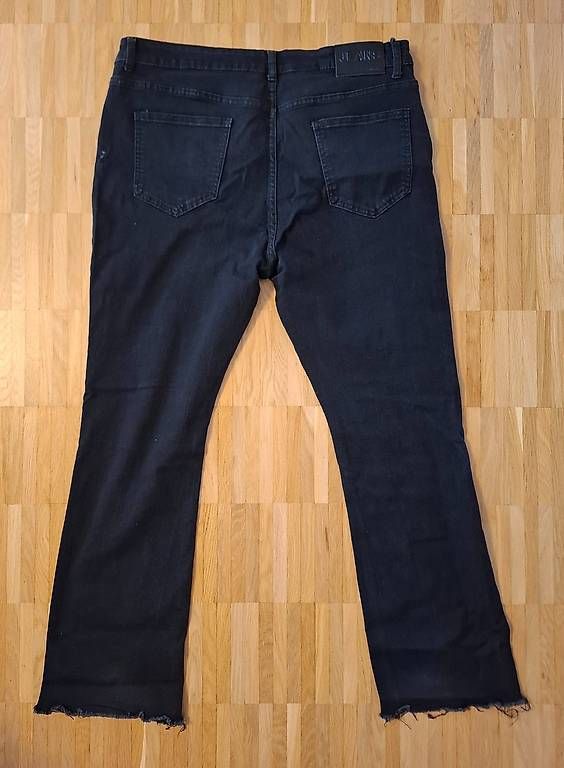 Jeans: Flared-Jeans – Usato da Niederuzwil venduto da Liberatopixel 1