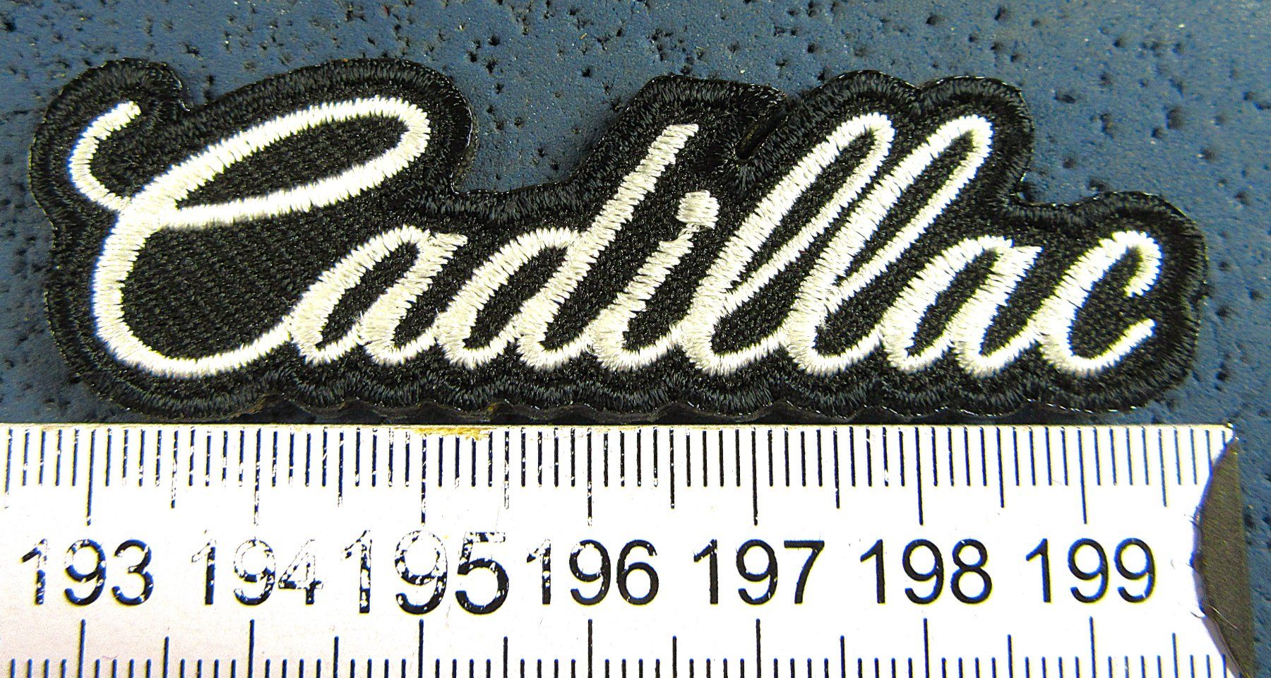 Patches: CADILLAC AUTO LOGO GESTICKT AUFNÄHER PATCH MIT LEIM – Gebraucht aus Ettingen von Hausi4711