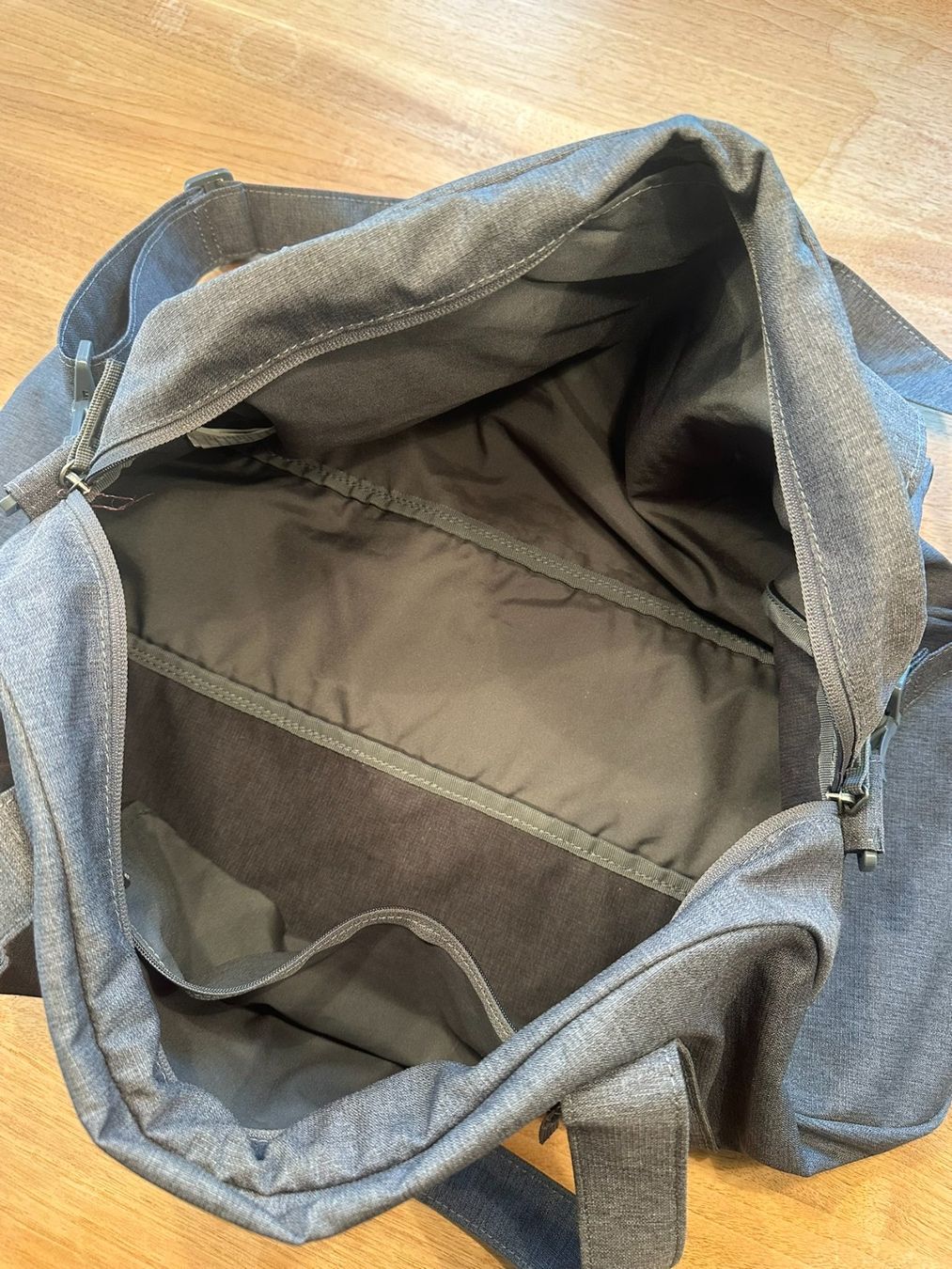 Nike Borse da donna: Sporttasche von Nike – Usato da Egolzwil venduto da l_v5df 2