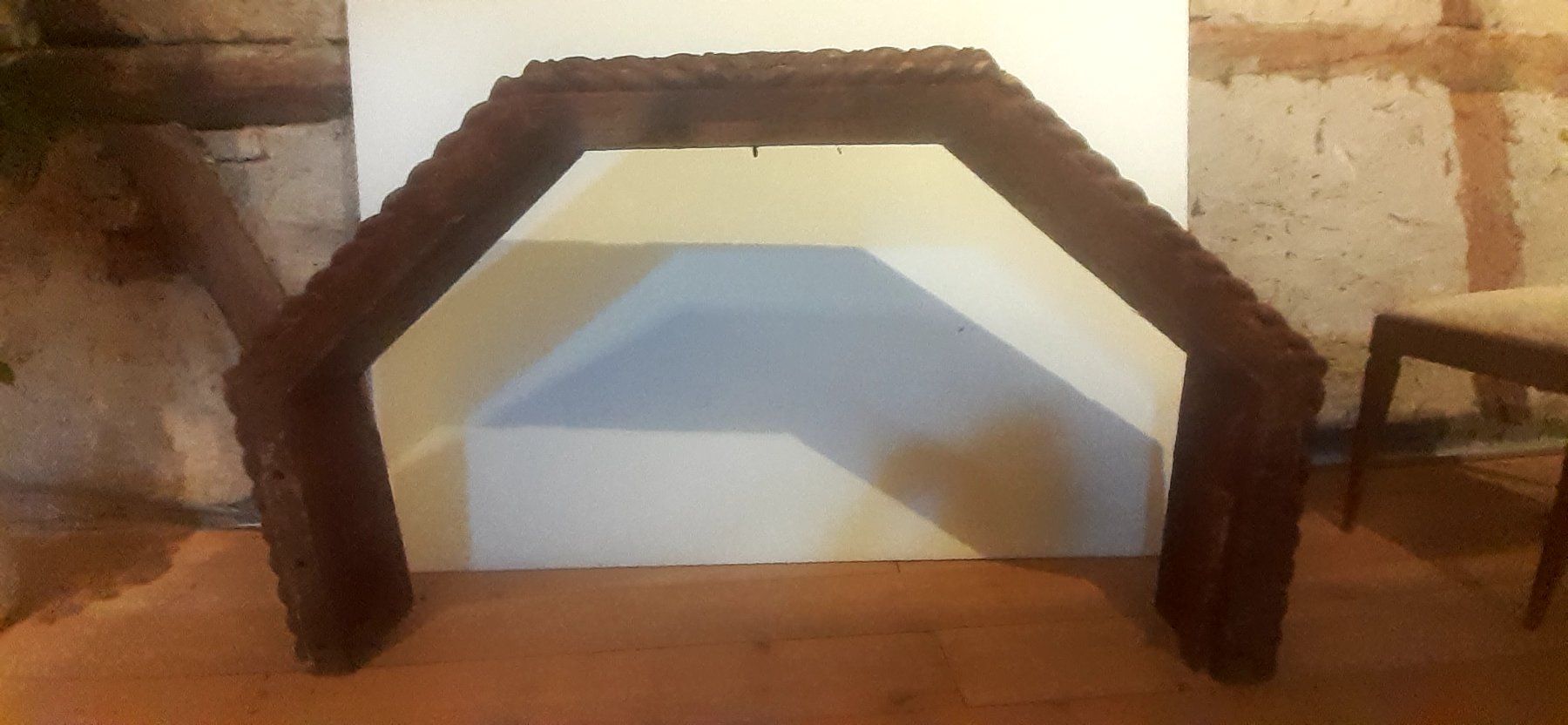 Articoli in legno: Antike Cheminée-Umrandung aus Eichenholz, geschnitzt – Usato da Oberwil BL venduto da Kunstsachen