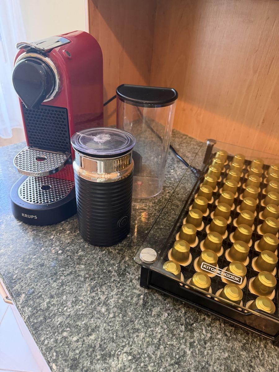 Nespresso Macchine per caffè & Macchine per espresso: Nespresso Maschine Rot mit Milchschäumer + Kapselhalter – Usato da Männedorf venduto da nes_6cjr 5