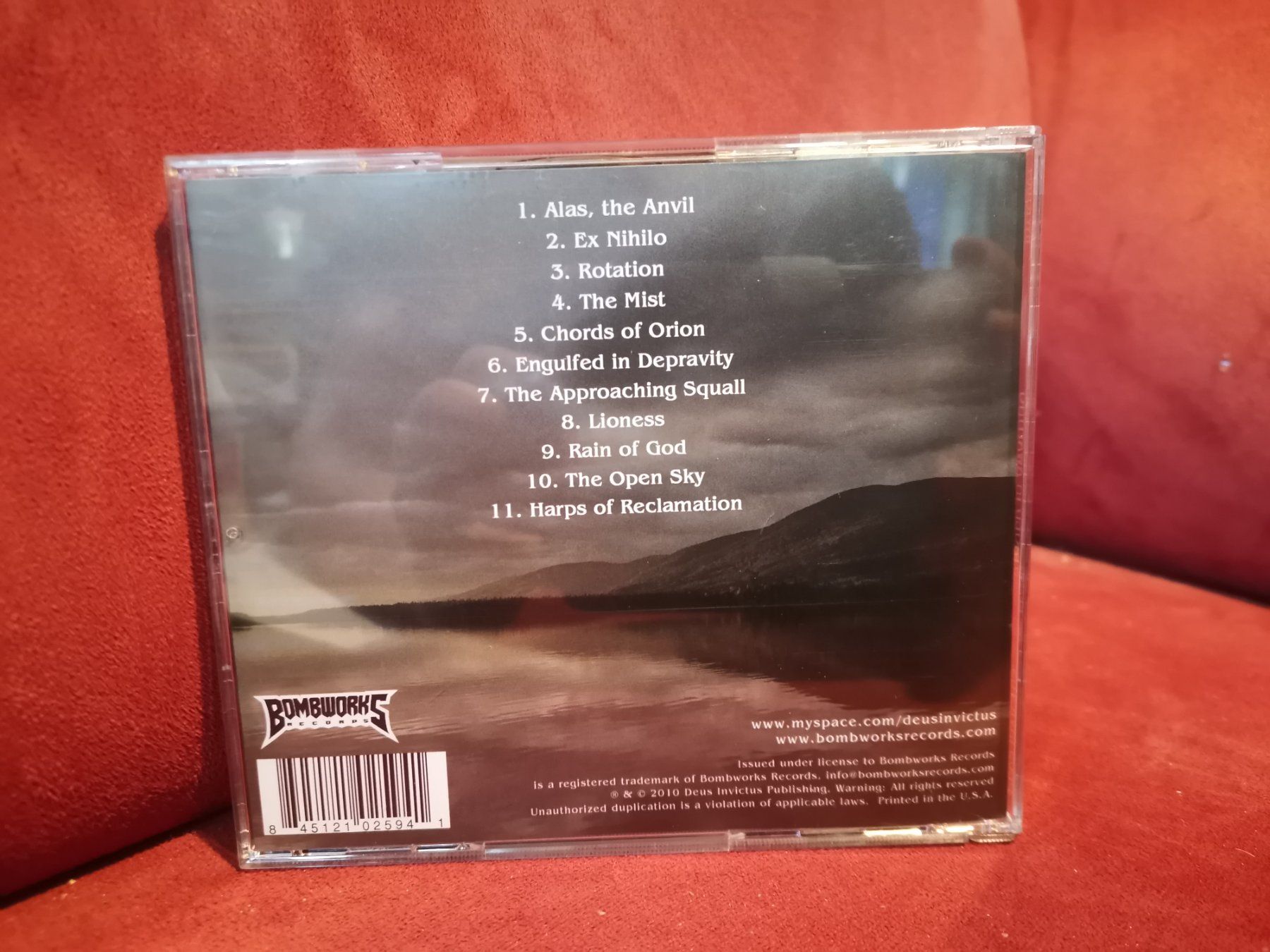 CD: Deus Invictus Staged In Awaiting CD – Nuovo (secondo la descrizione) da Zofingen venduto da noise123 1