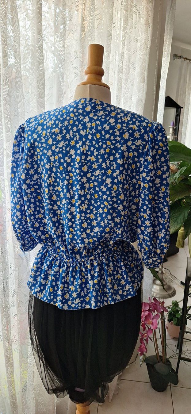 Camicette: Chemisier fleuri bleu Vintage 38 – Usato da St-Triphon venduto da Jldr0 1