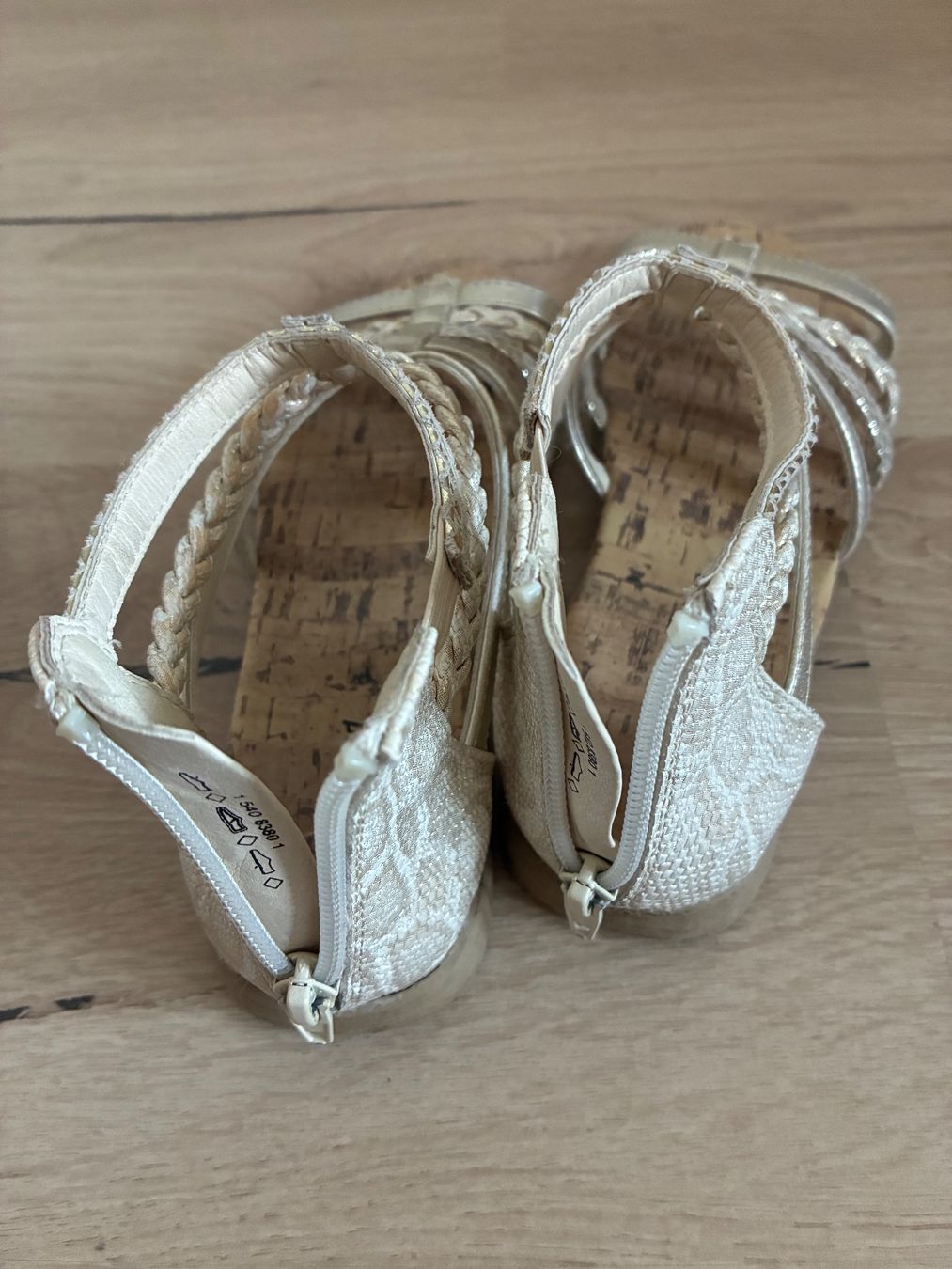 Chaussures filles: Sandalen Grösse 33 gold/beige – D'occasion à Winikon par winikon 1