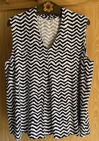 Damen Top schwarz weiss Zickzack Muster Grösse 44 gebraucht