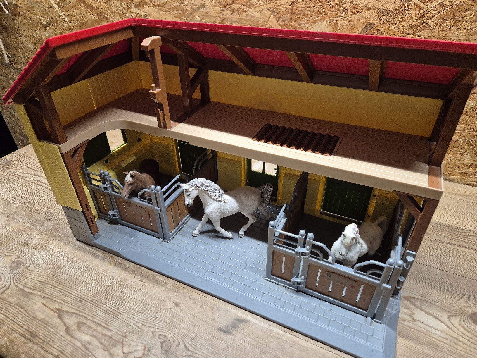 Schleich Giocattoli: Schleich Pferde Stall inkl 3 Pferden – Usato da Meggen venduto da Orrinka20 2