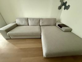 Graues Ecksofa - inkl. Holzablage