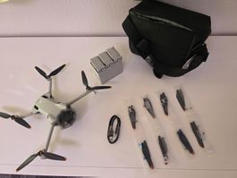 DJI Mini 4 Pro Drone mit 3 Akkus & Tasche, Top Zustand